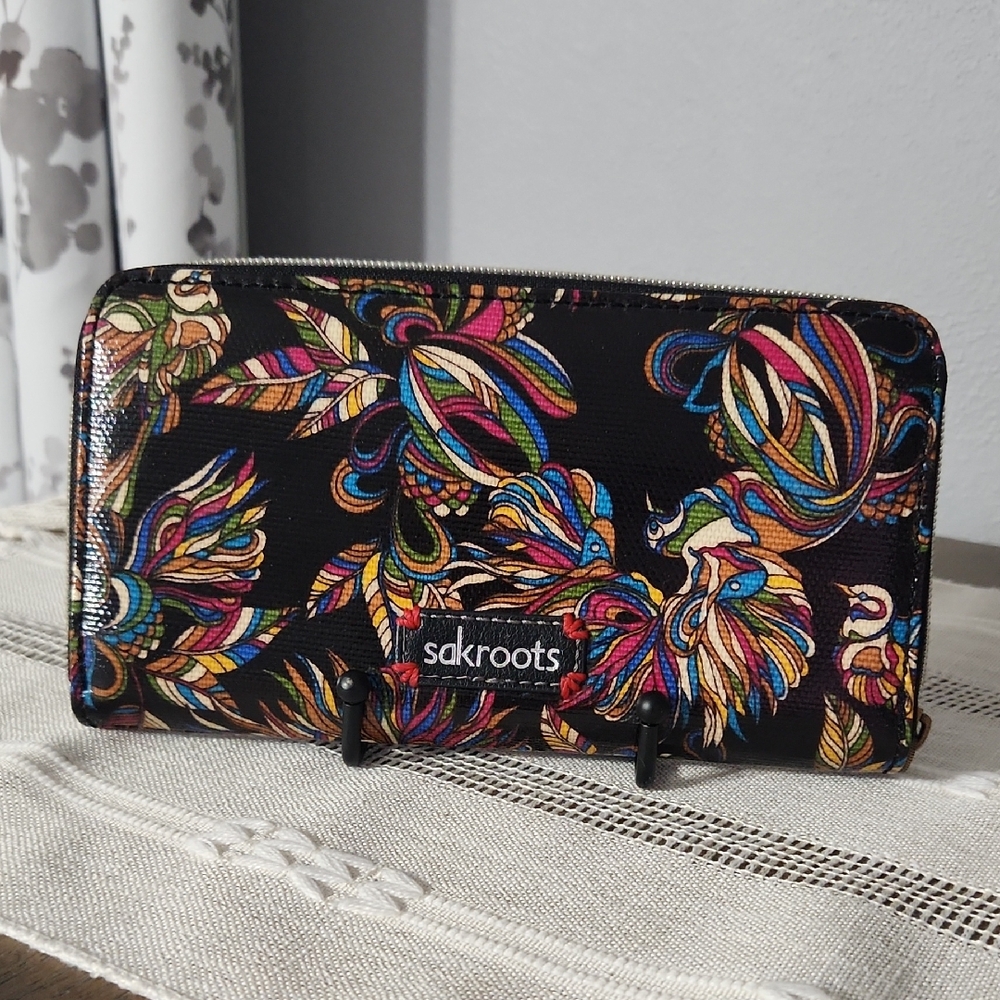 NWOT. Sakroots Artist Circle Enbroidered Zip Wallet - Picture 2 of 16